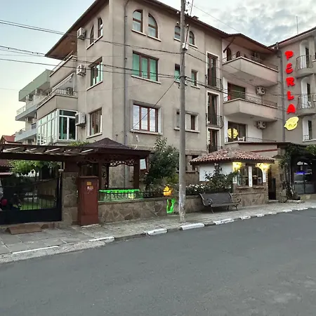 къща